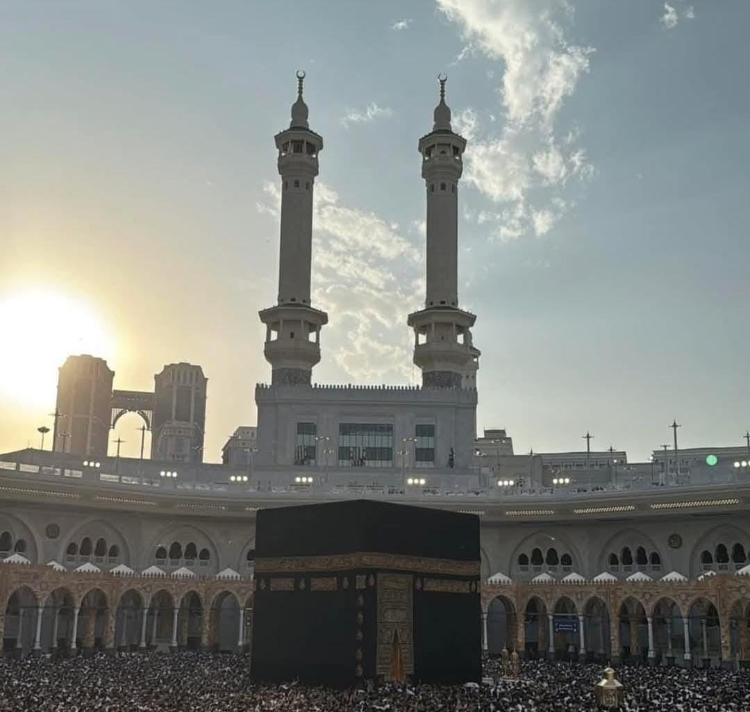 Image of people at Mecca